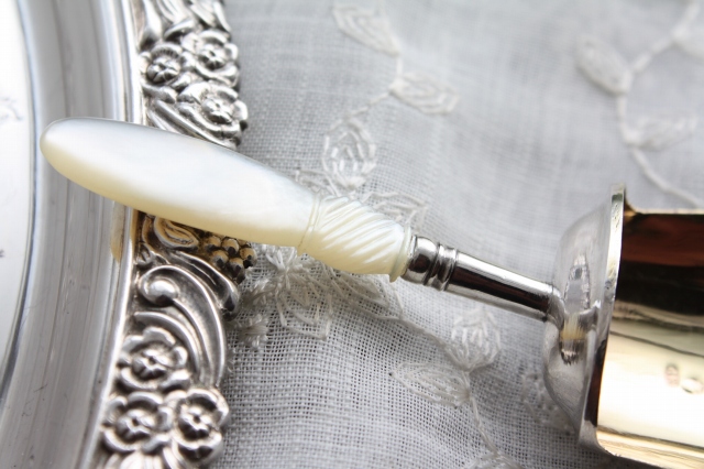 美品 1805年 ジョージアン アンティークシルバー 純銀製 キャディ スプーン マザーオブパール 飾り加工ハンドル ＆ 金彩シャベル型カップ