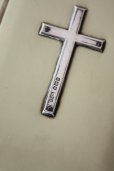 画像2: 美品　アンティーク聖書　1907年　英国ロンドン　ホールマーク刻印　純銀製　十字架 クロス ＆ アイボリーセル表装 (2)