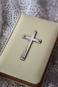 画像1: 美品　アンティーク聖書　1907年　英国ロンドン　ホールマーク刻印　純銀製　十字架 クロス ＆ アイボリーセル表装 (1)
