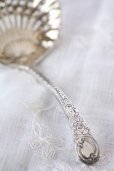 画像4: 純銀製　シュガーシフタースプーン　透かし＆金彩　飾り加工　アンティークシルバー　1904年　英国シェフィールド製 (4)