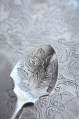 画像2: 1898年　英国シェフィールド製 　アンティーク・シルバー　花のエングレービング　純銀製　ジャムスプーン　12.8ｃｍ (2)