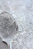 画像3: 1898年　英国シェフィールド製 　アンティーク・シルバー　花のエングレービング　純銀製　ジャムスプーン　12.8ｃｍ (3)