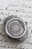 画像3: お買い得　1800年代後期　フランス製　全面に優美なアールヌーボ象嵌　純銀製（800/1000）ピルケース・錠剤入れ　鏡付き (3)
