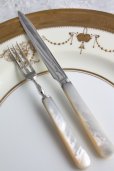 画像2: 美品　輝くマザーオブパール　純銀製　デザート　ナイフ＆フォークセット 1944年　英国シェフィールド製　17.0＆13.6ｃｍ (2)