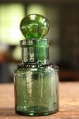 画像1: ★かわいい★ロゴ入り蓋付きアンティーク　グリーンボトル（1900年代初期・イギリス製）  (1)