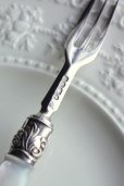 画像2: 極美　マザーオブパール　ヴィクトリアン　アンティークシルバー　純銀製　ケーキフォーク　1864年　シェフィールド　14.5ｃｍ (2)