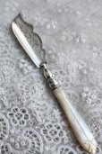画像1: 美品　ヴィクトリアン　アンティークシルバー　マザーオブパール　純銀製　大型バターナイフ　1879年　英国バーミンガム　17.7ｃｍ (1)