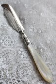 画像4: 美品　ヴィクトリアン　アンティークシルバー　マザーオブパール　純銀製　大型バターナイフ　1879年　英国バーミンガム　17.7ｃｍ (4)