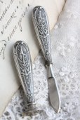画像2: フランス製　アンティーク　アール・ヌーヴォー　花とリボンの象嵌　シルバープレート　シーリングスタンプ＆ペーパーナイフ　2点セット (2)