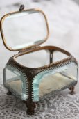 画像1: 美品　フランス製　アンティーク　ジュエリーボックス　厚いガラス＆枯れた真鍮　シルククッション付　9.0×6.5×H 6.2ｃｍ (1)