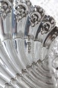 画像4: 豪華美品　1897年　英国シェフィールド製　アンティークシルバー　純銀製　シェル型　ディッシュトレイ　全面に見事な飾り象嵌 (4)