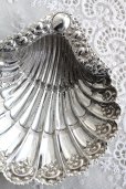 画像1: 豪華美品　1897年　英国シェフィールド製　アンティークシルバー　純銀製　シェル型　ディッシュトレイ　全面に見事な飾り象嵌 (1)