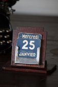 画像1: フランス製　アンティーク　卓上カレンダー　フランス語の月・曜日カードと日付けカード　木製本体＆シルバープレート (1)