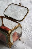 画像1: 美品　フランス製　アンティーク　希少な大型ジュエリーボックス　アールヌーボ装飾の厚いガラス＆枯れた真鍮　シルククッション付 (1)