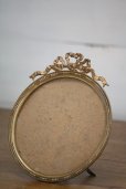 画像3: 1900年代初期　フランス製　アンティーク　真鍮リボン　円形　フォトフレーム　枯れた風合が何とも素敵　全高 15ｃｍ (3)