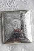 画像3: 美品　1906年　アンティークシルバー　純銀製　シガレットケース　大切な小物入れとしても！　全面エングレービング　8.5×7.5ｃｍ　90ｇ (3)