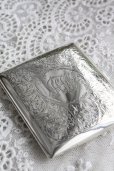 画像1: 美品　1906年　アンティークシルバー　純銀製　シガレットケース　大切な小物入れとしても！　全面エングレービング　8.5×7.5ｃｍ　90ｇ (1)