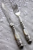 画像1: 英国貴族の豪華なアンティークシルバー　1880年　英国シェフィールド　マザーオブパール　純銀製　大型ナイフ＆フォークセット　見事な逸品 (1)