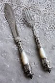 画像2: 英国貴族の豪華なアンティークシルバー　1870年　英国シェフィールド　マザーオブパール　純銀製　大型ナイフ＆フォークセット　見事な逸品 (2)