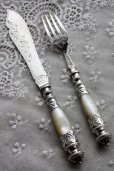画像2: 英国貴族の豪華なアンティークシルバー　1870年　英国シェフィールド　マザーオブパール　純銀製　大型ナイフ＆フォークセット　見事な逸品 (2)