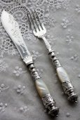 画像1: 英国貴族の豪華なアンティークシルバー　1870年　英国シェフィールド　マザーオブパール　純銀製　大型ナイフ＆フォークセット　見事な逸品 (1)