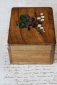 画像4: 手書きの可憐なスミレとスズランの花束　アンティーク　モシュリンヌ　ジュエリーボックス　オリーブの木製　10.8×8.6×H 6.1ｃｍ　1900年代初期製 (4)