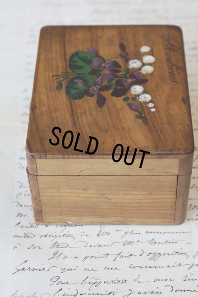 画像4: 手書きの可憐なスミレとスズランの花束　アンティーク　モシュリンヌ　ジュエリーボックス　オリーブの木製　10.8×8.6×H 6.1ｃｍ　1900年代初期製