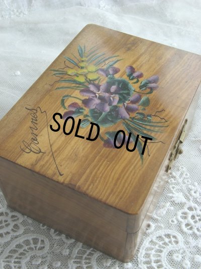 画像1: 手書きの可憐なスミレとミモザの花束　アンティーク　モシュリンヌ　オリーブの木製ボックス　11.8×8.6×H 6.2ｃｍ　1900年代初期製