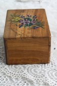 画像4: 手書きの可憐なスミレとミモザの花束　アンティーク　モシュリンヌ　オリーブの木製ボックス　11.8×8.6×H 6.2ｃｍ　1900年代初期製 (4)