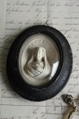 画像1: 1900年代初期　フランス製　聖母マリア（石膏）　小さな黒色楕円額（ティン）　アンティーク　ガラスドーム　レリーフ　最大径 9.5cm (1)