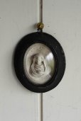 画像3: 1900年代初期　フランス製　聖母マリア（石膏）　小さな黒色楕円額（ティン）　アンティーク　ガラスドーム　レリーフ　最大径 9.5cm (3)