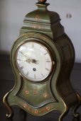 画像2: 完動品　フランス製　PARIS　大きな卓上置き時計　ゼンマイ式　重量感溢れる（3.62kg）鋳鉄の本体に枯れたグリーンペイント　手書きの薔薇　全高33ｃｍ (2)