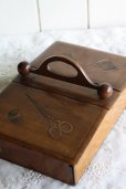 画像2: 希少　1900年代初期　スコットランド製　オリーブの木製　アンティーク　ソーイングボックス　両開きの上蓋には、手書きの裁縫道具絵　幅22.5ｃｍ (2)