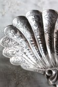 画像3: うっとりするような極美品　豪華飾り象嵌 ＆ 立脚　純銀製　スターリングシルバー　シェル・バターディッシュ　1971年製　バーミンガム製　120ｇ (3)