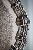画像3: 1900年代初期　イギリス製　シルバープレート　アンティーク　サルヴァ　豪華なロココ調の象嵌　透かし ＆ 立脚　径31ｃｍ　814ｇ (3)