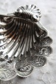 画像2: うっとりするような極美品　豪華飾り象嵌 ＆ 立脚　純銀製　スターリングシルバー　シェル・バターディッシュ　1971年製　バーミンガム製　120ｇ (2)