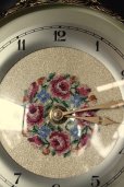 画像2: 完動美品　1900年代中期　イギリス製　大振りな ゼンマイ機械式時計　金彩透かし飾り　文字盤には刺繍　全高15.5cm　437ｇ (2)