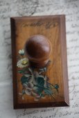 画像2: 美品　1900年代初期　スコットランド製　アンティーク　モシュリンヌ　ブロッター（インク吸取り器） 可憐なスミレとマーガレット (2)
