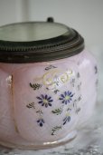 画像5: 1800年代後期　フランス製　淡いピンクミルクグラス　ポット　手書きの小花絵　厚い面取り鏡ふた付き　径10ｃｍ　高8.2ｃｍ　お勧めの希少な逸品 (5)