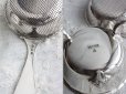 画像4: 希少なメッシュ　純銀製　ティーストレーナー ＆ 立脚スタンド　セット　可憐な花のアールヌーボー象嵌　1965年　英国バーミンガム (4)