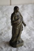 画像2: 美品　1900年代中期　フランス製　ヴィンテージ　小振りな聖母マリア像　「マリアの御心」 金属製　高14.9ｃｍ　242ｇ (2)