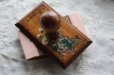 画像5: 美品　1900年代初期　スコットランド製　アンティーク　モシュリンヌ　ブロッター（インク吸取り器） 可憐なスミレとマーガレット (5)