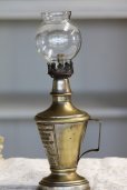 画像2: 希少なエンボスロゴ　1800年代後期　フランス製　PARIS　ピジョン　アンティーク　オイルランプ　真鍮タンク　点灯テスト済　高25.5ｃｍ (2)