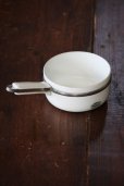 画像2: 1930年代　フランス製　リモージュ　LIMOGES　ALUMINITE　純白磁の美しい片手鍋　最少型サイズ１　直径11.3ｃｍ　全長19.5ｃｍ (2)