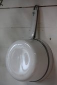 画像2: 1930年代　フランス製　リモージュ　LIMOGES　ALUMINITE　純白磁の美しい片手鍋　サイズ５　直径20ｃｍ　全長33.5ｃｍ (2)
