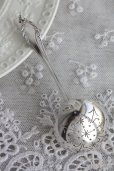 画像2: 1899年　英国シェフィールド製　アンティークシルバー　純銀製　小振りなシュガーシフタースプーン　豪華な象嵌 (2)