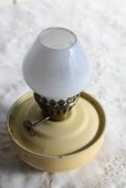 画像1: 1930年代　イギリス製　KELLY　アンティーク　オイルランプ　　ミルクガラス ＆ 淡い黄色のタンク　点火テスト済　実用品  (1)