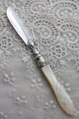 画像1: 美品　1868年　英国シェフィールド　ヴィクトリアン　アンティークシルバー　マザーオブパール　純銀製　大型バターナイフ　18.8ｃｍ (1)
