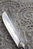画像4: 美品　1868年　英国シェフィールド　ヴィクトリアン　アンティークシルバー　マザーオブパール　純銀製　大型バターナイフ　18.8ｃｍ (4)