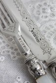 画像2: お買い得　1869年　英国シェフィールド　ヴィクトリアン・シルバー　マザーオブパール　純銀製　大振りなデザートナイフ＆フォーク　セット (2)